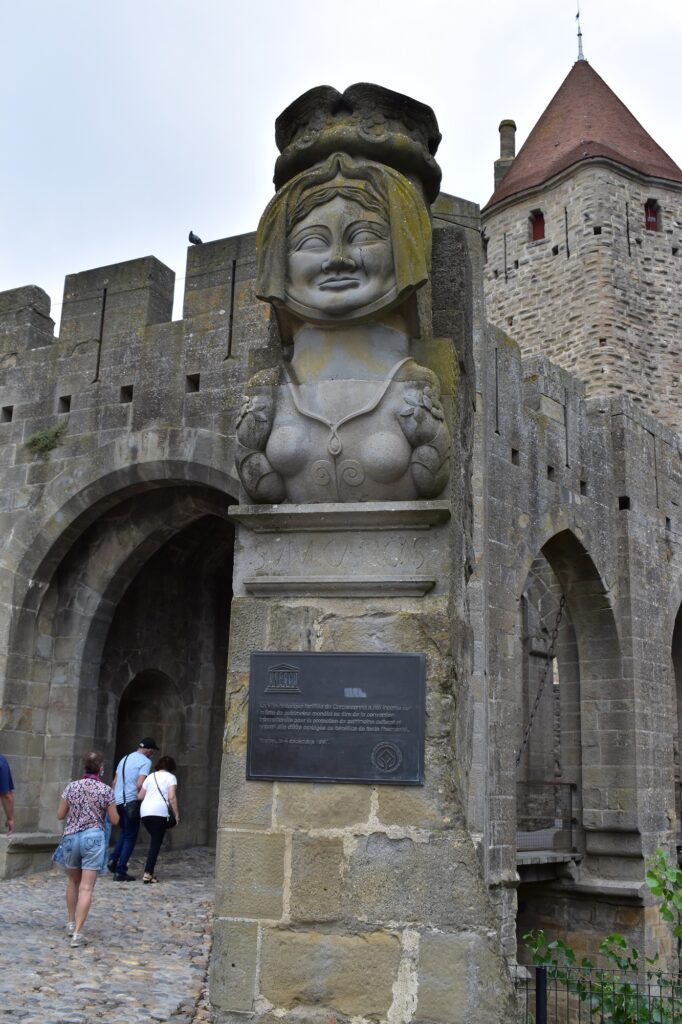 Lady Carcas en la puerta de Carcasona