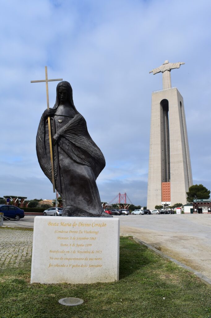 Estatua Virgen en Almada