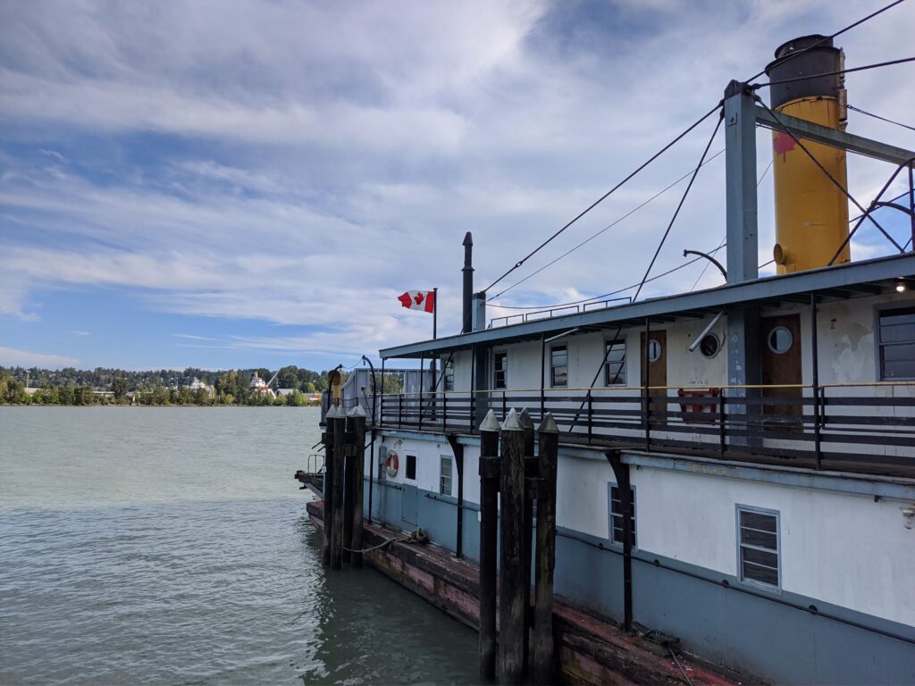 Barco en el rio Fraiser
