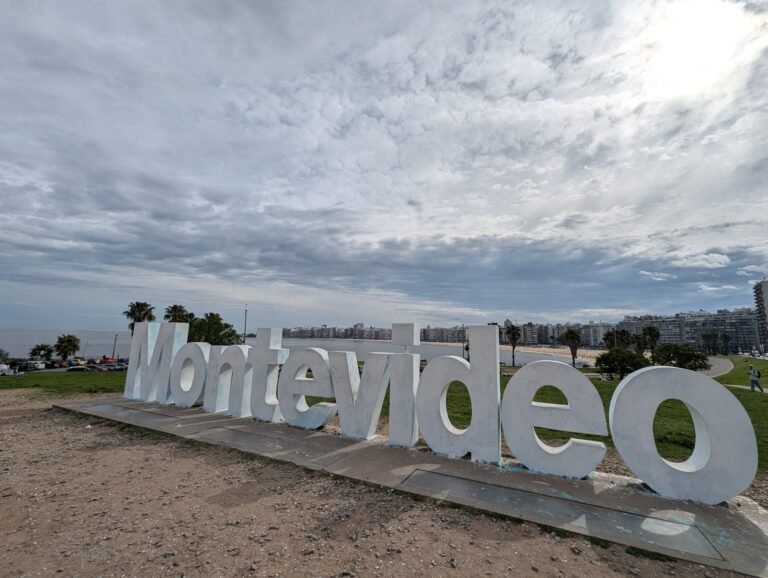 Explora Montevideo a pie: una guía honesta