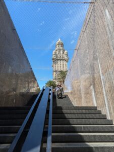 Palacio Salvo desde el Monumento de Artigas