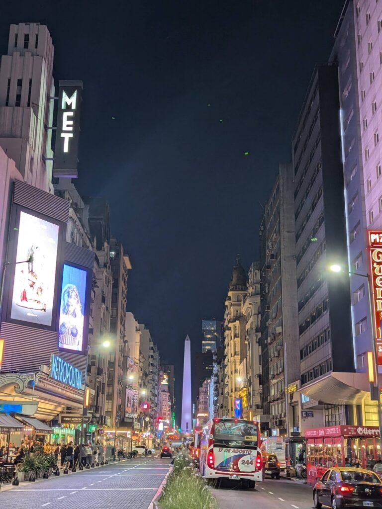 Calle Corrientes de Noche