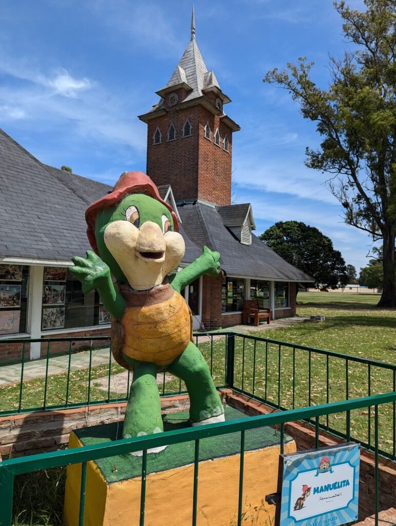 Estatua de Manuelita en La Ciudad de los Niños