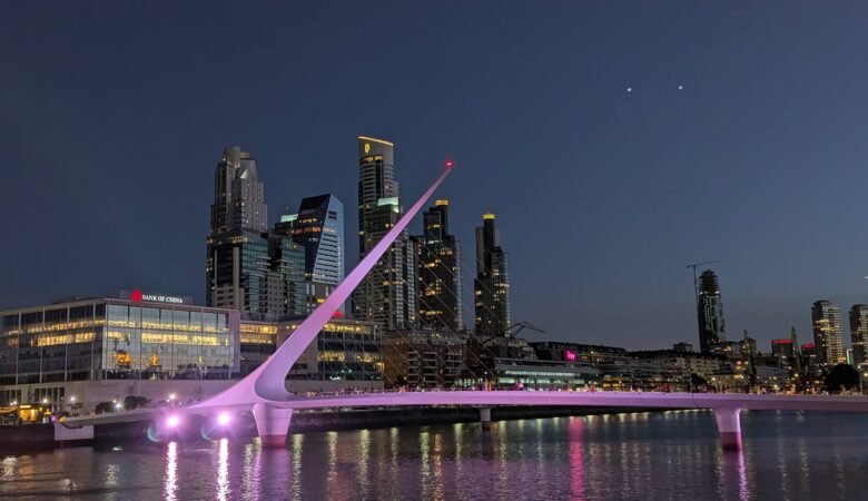 Puente de la Mujer en Puerto Madero, Buenos Aires